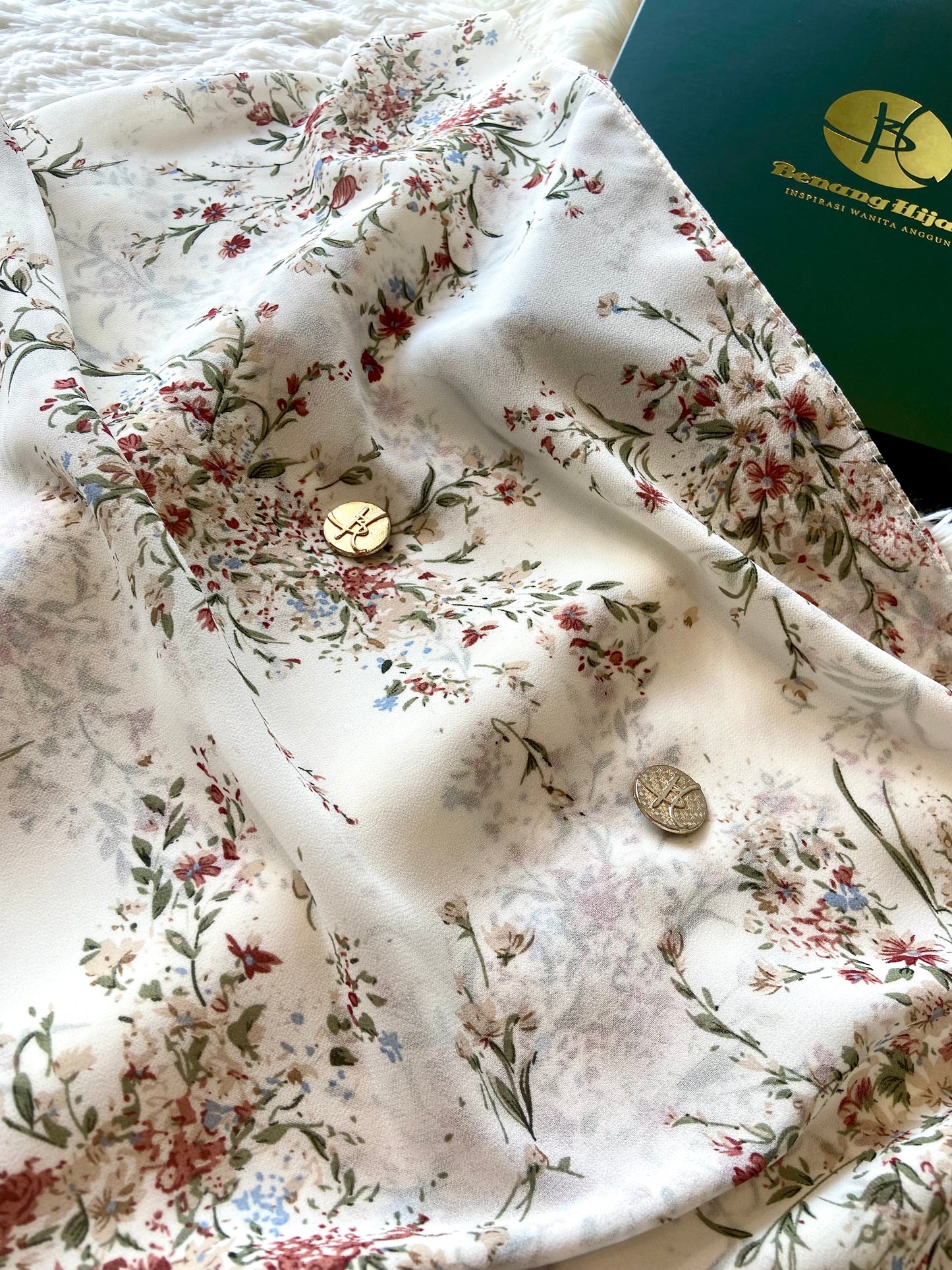 Instant Shawl Lily - Antique White